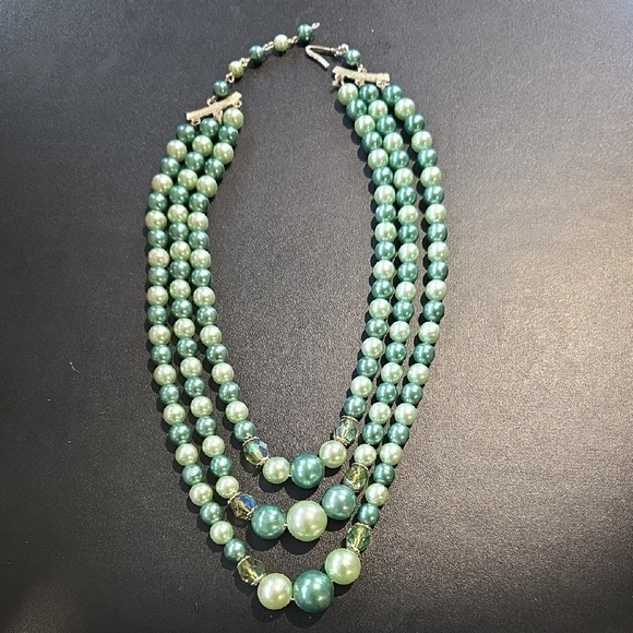 🐾 5 for $25 Vintage 1960's 3-strand Green Beaded Necklace Adjustable - Picture 2 of 5